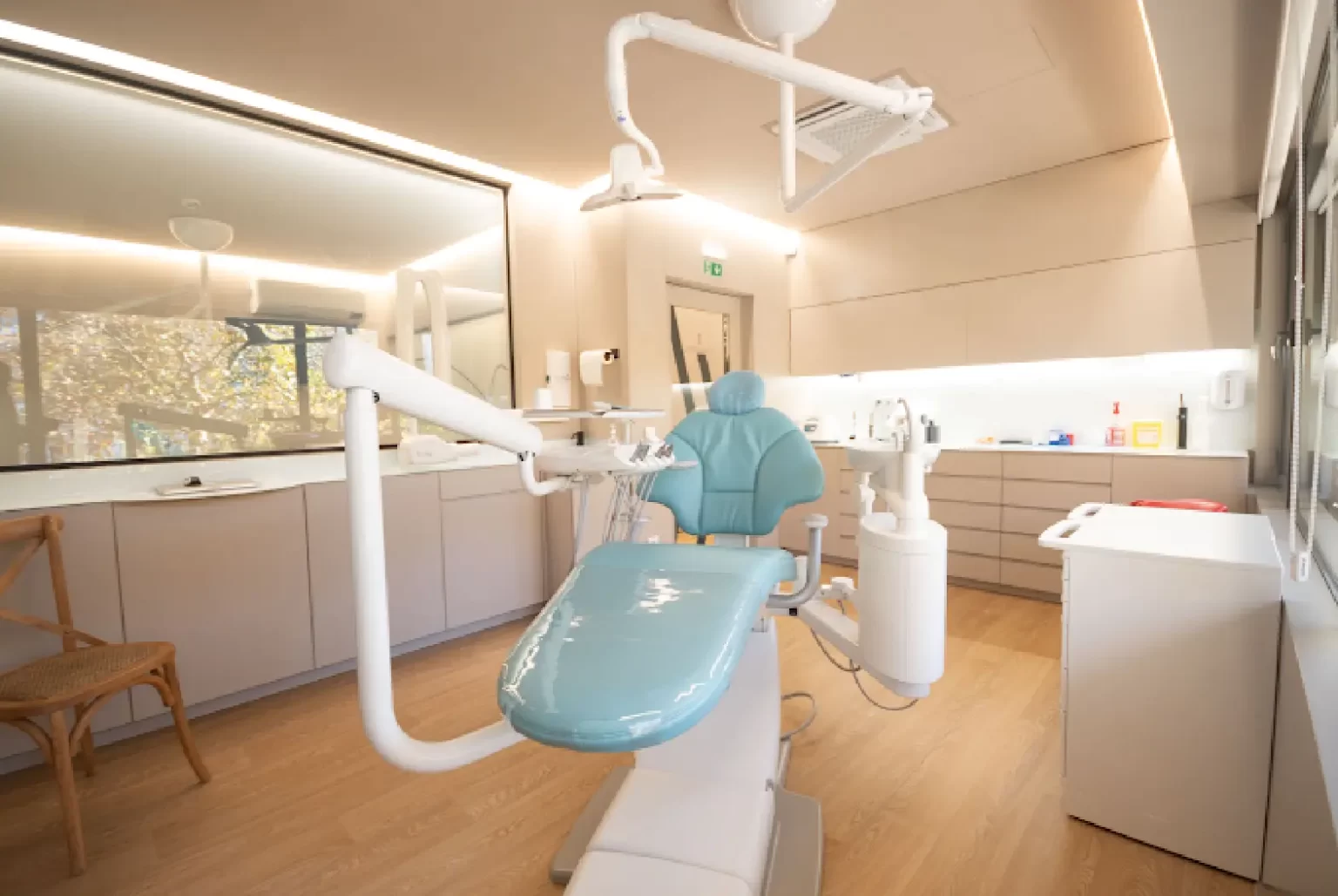Premium-Dental-Implants-Clinic-in-the-Algarve-for-sale-1-1536x1028